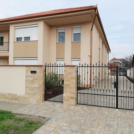 Imola Es Andrea Apartmanhaz 3 ハイデゥソボスロー エクステリア 写真
