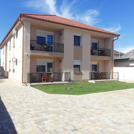 Imola Es Andrea Apartmanhaz 3 ハイデゥソボスロー エクステリア 写真