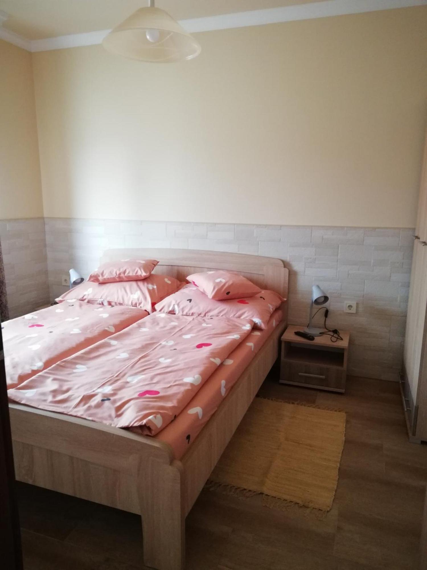Imola Es Andrea Apartmanhaz 3 ハイデゥソボスロー エクステリア 写真