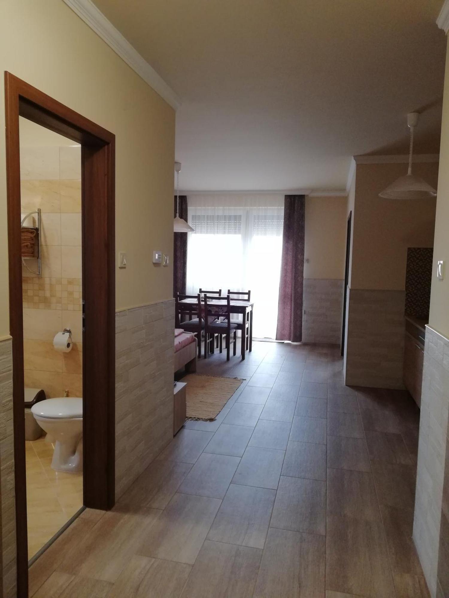 Imola Es Andrea Apartmanhaz 3 ハイデゥソボスロー エクステリア 写真