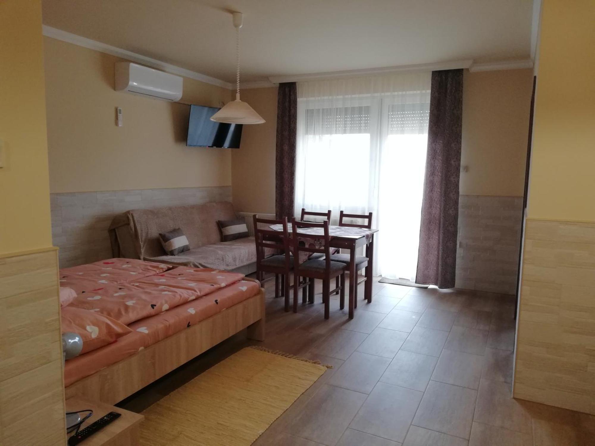 Imola Es Andrea Apartmanhaz 3 ハイデゥソボスロー エクステリア 写真