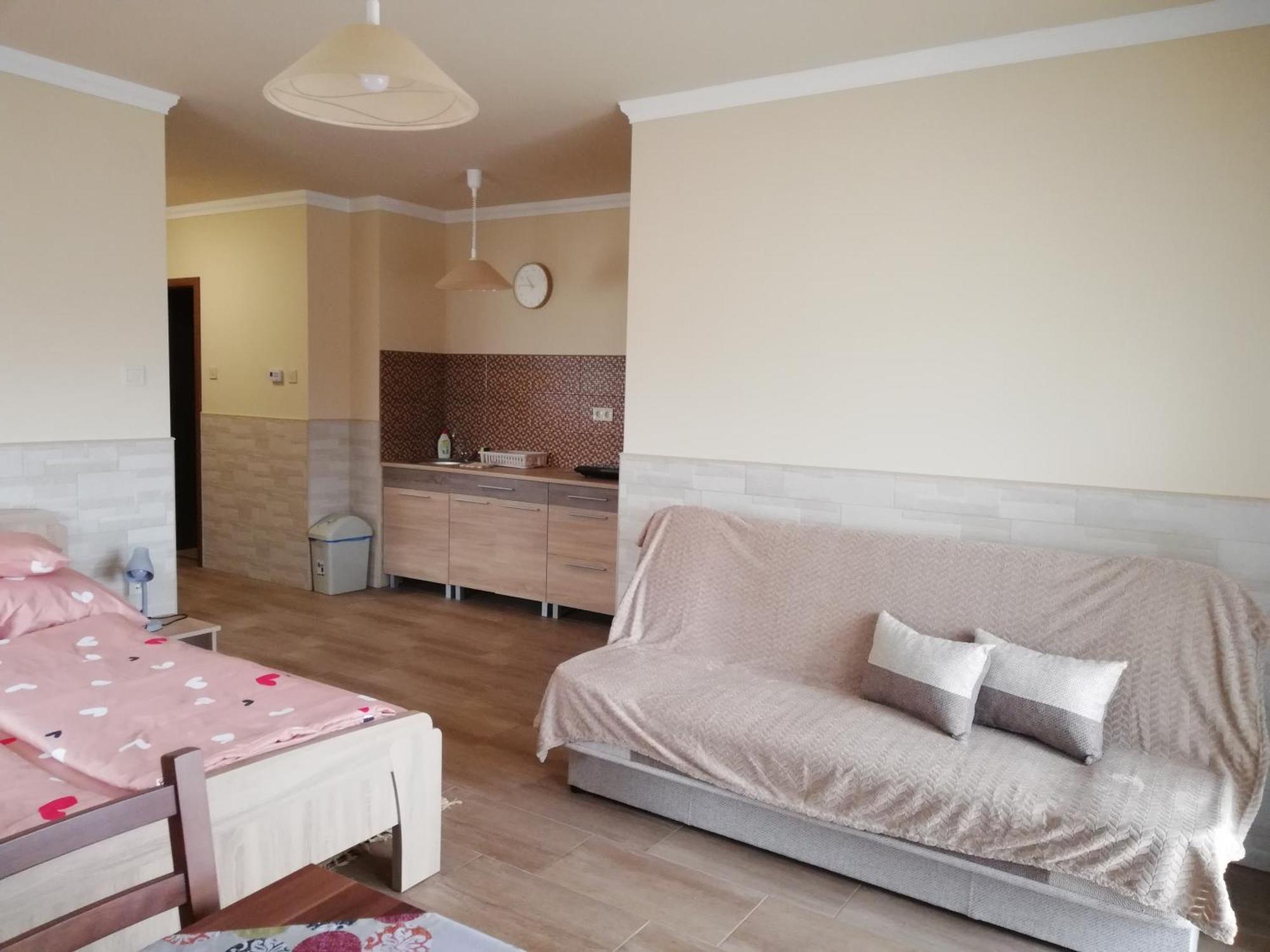 Imola Es Andrea Apartmanhaz 3 ハイデゥソボスロー エクステリア 写真