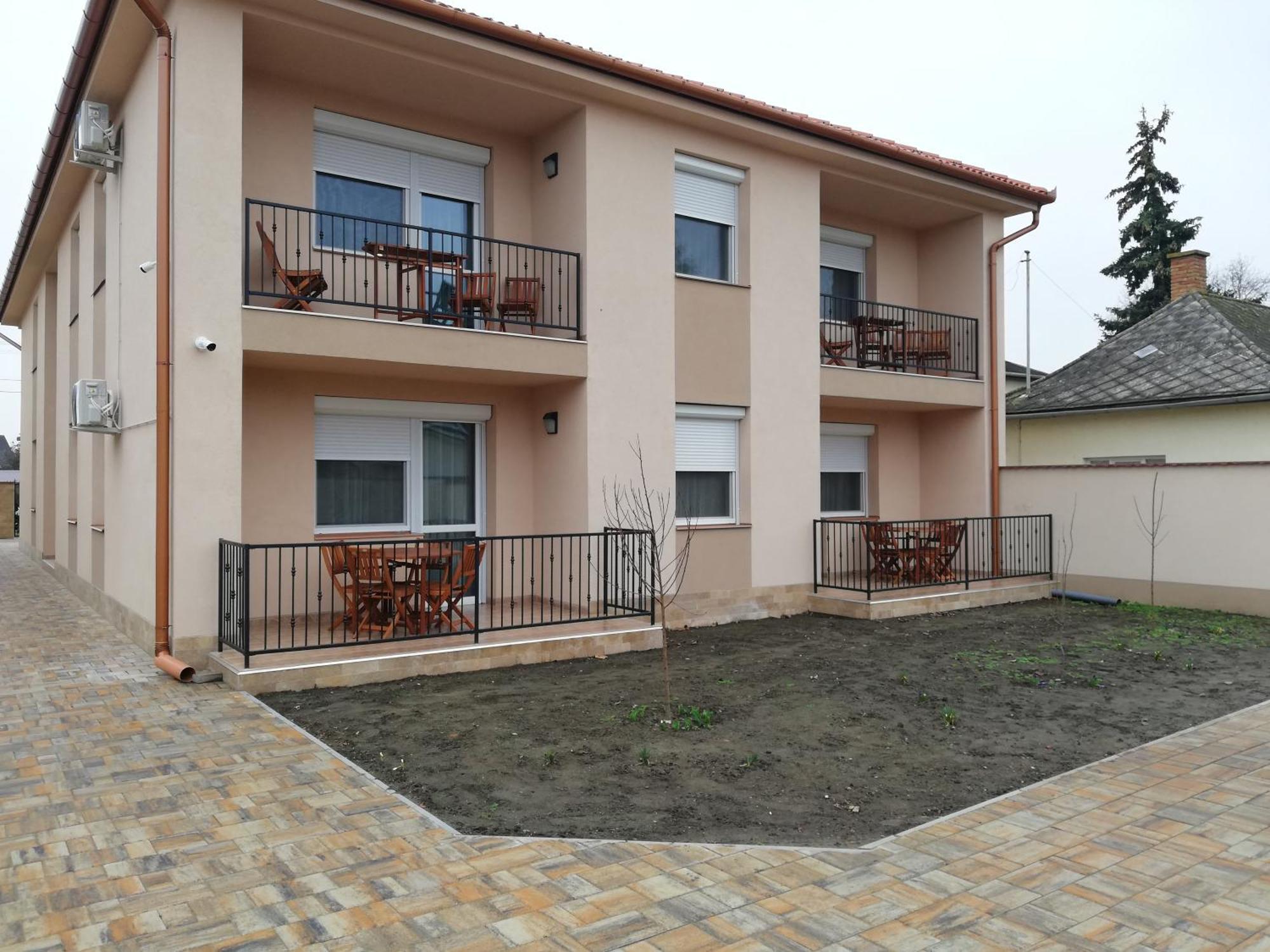 Imola Es Andrea Apartmanhaz 3 ハイデゥソボスロー エクステリア 写真