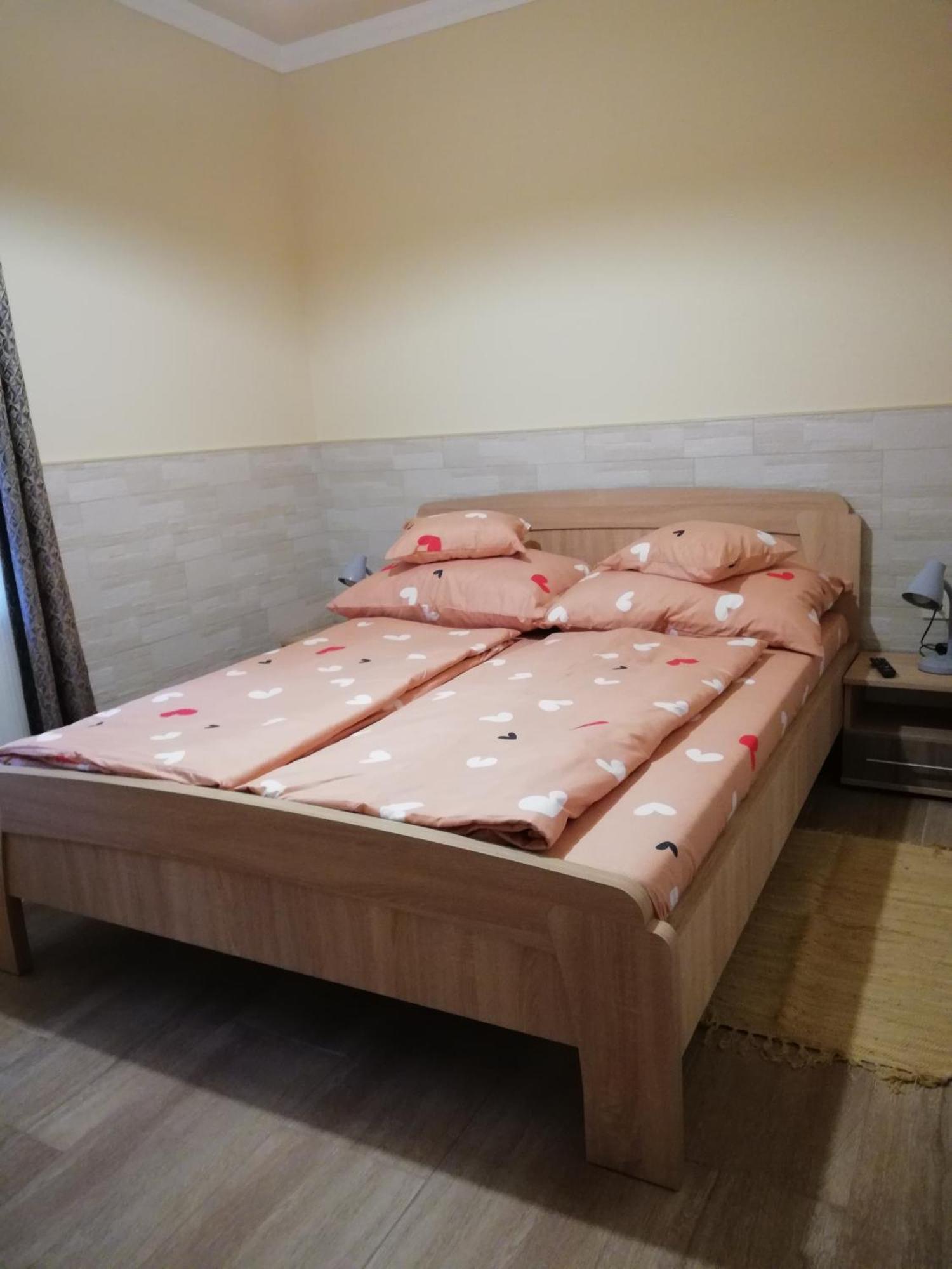 Imola Es Andrea Apartmanhaz 3 ハイデゥソボスロー エクステリア 写真