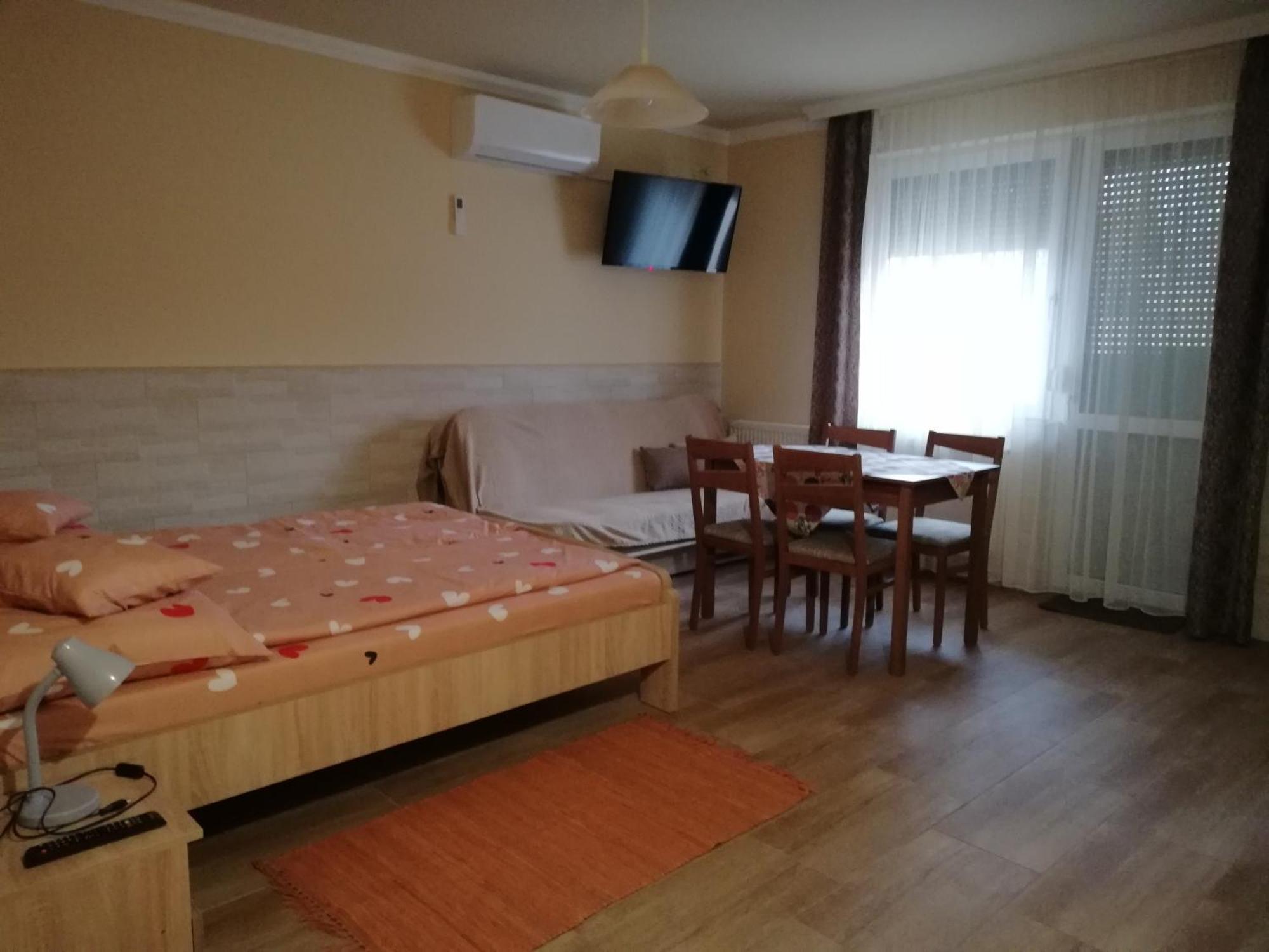 Imola Es Andrea Apartmanhaz 3 ハイデゥソボスロー エクステリア 写真