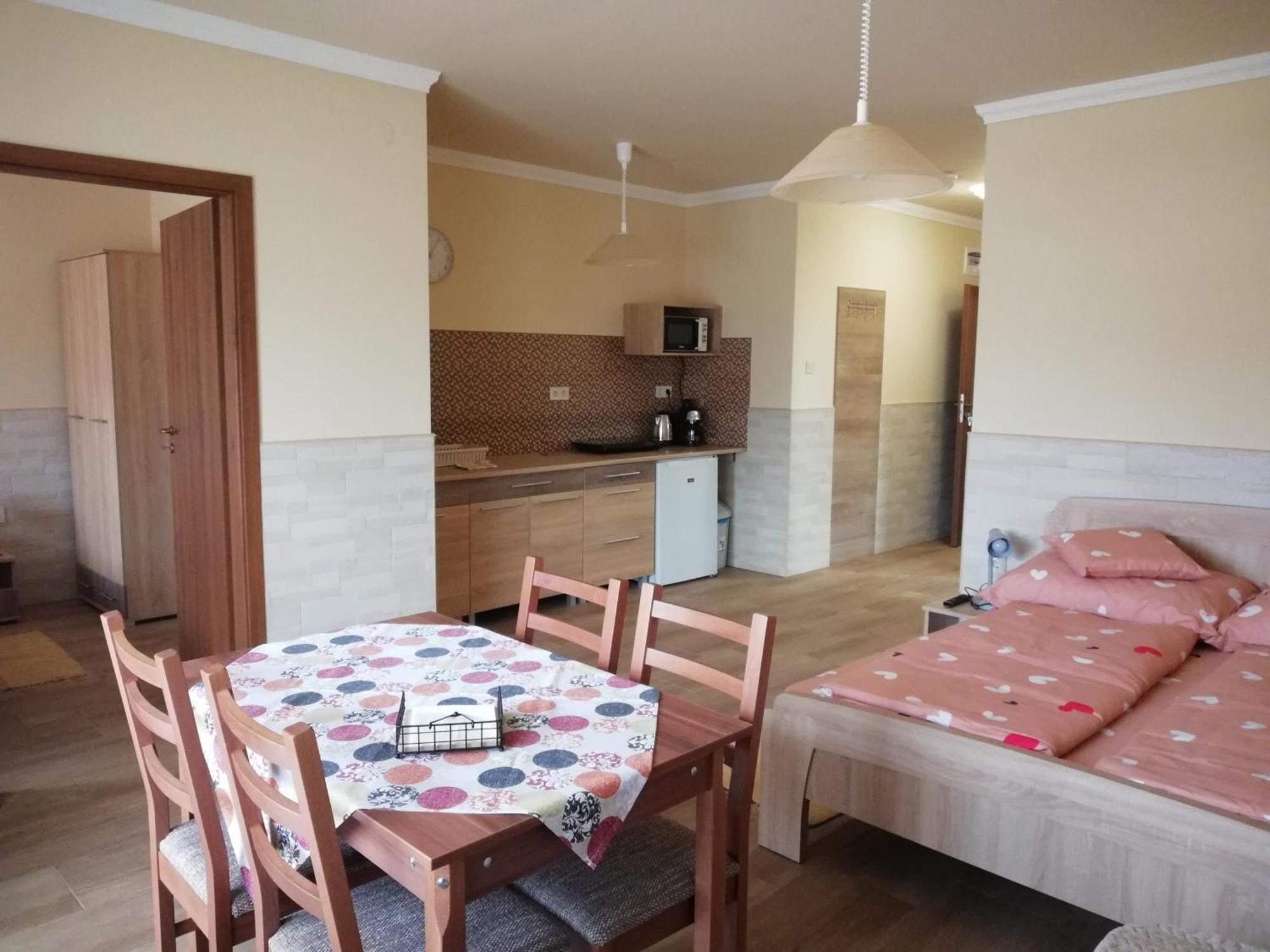 Imola Es Andrea Apartmanhaz 3 ハイデゥソボスロー エクステリア 写真
