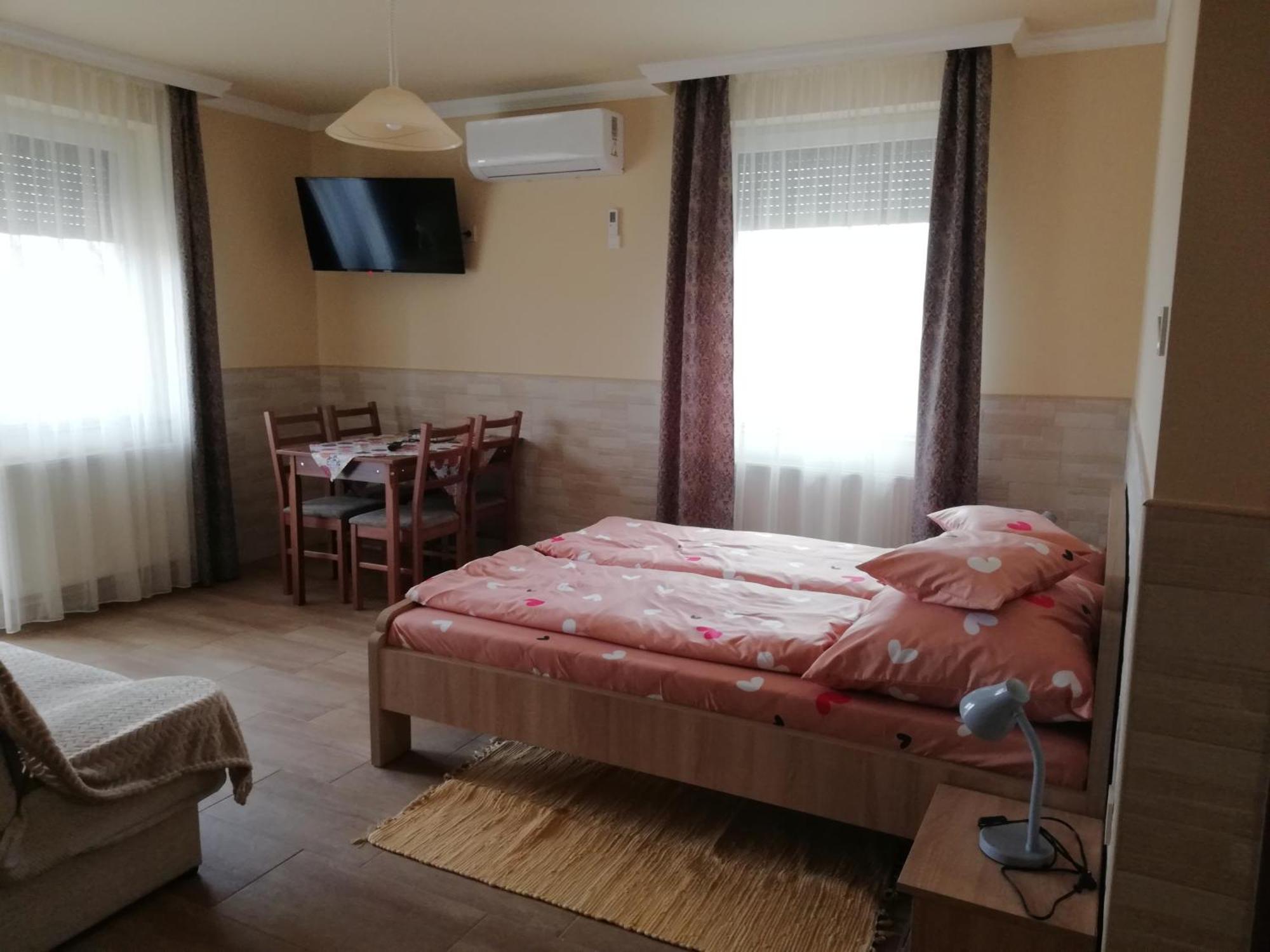 Imola Es Andrea Apartmanhaz 3 ハイデゥソボスロー エクステリア 写真