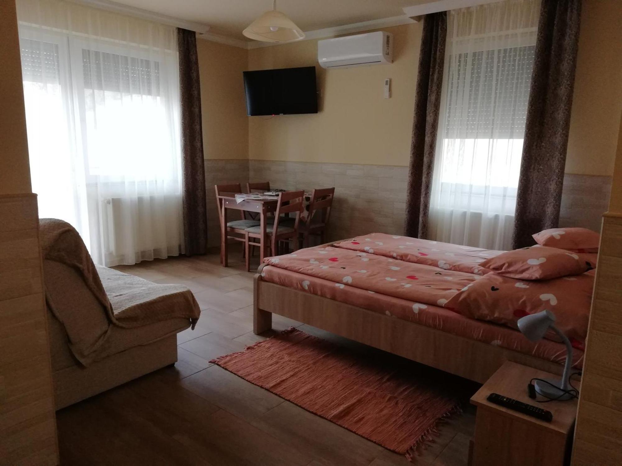 Imola Es Andrea Apartmanhaz 3 ハイデゥソボスロー エクステリア 写真