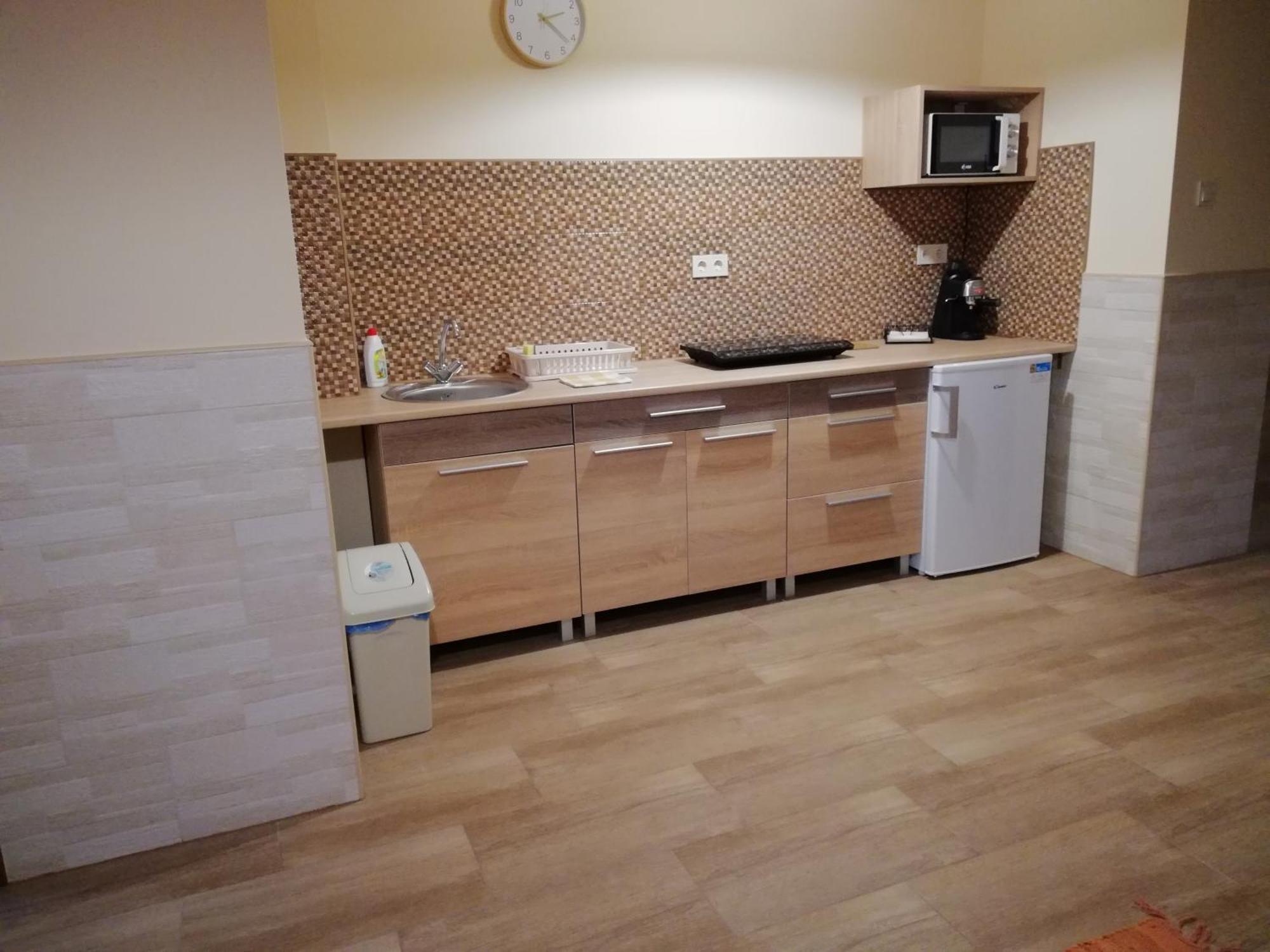 Imola Es Andrea Apartmanhaz 3 ハイデゥソボスロー エクステリア 写真