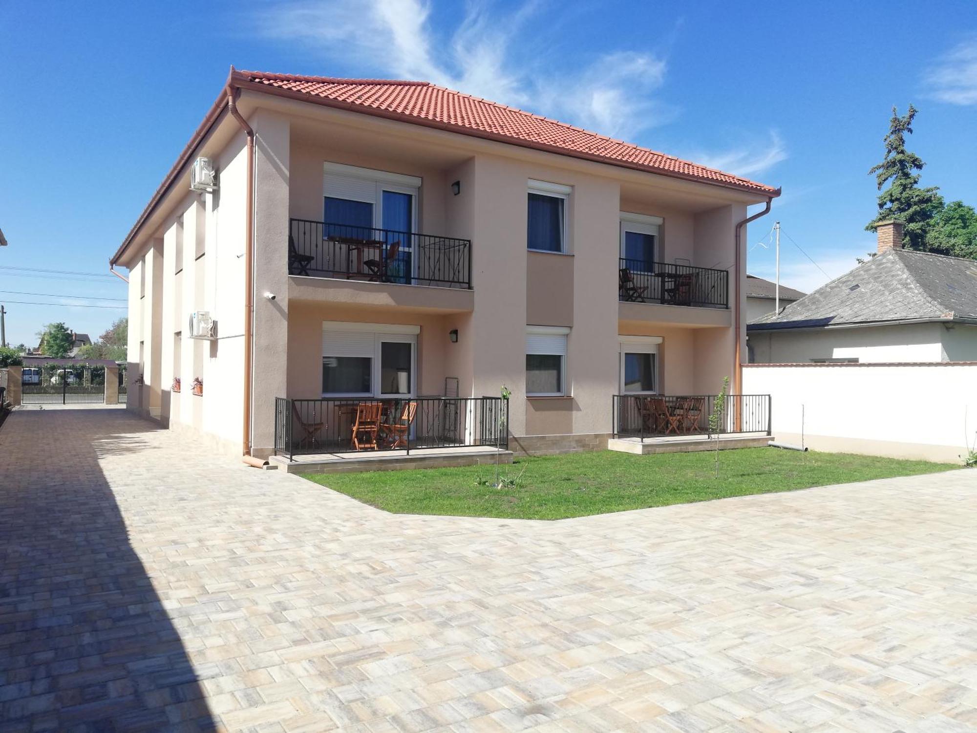 Imola Es Andrea Apartmanhaz 3 ハイデゥソボスロー エクステリア 写真